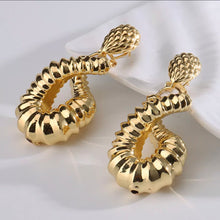 Load image into Gallery viewer, Dubai Bridal Earrings for Women Exaggerate Gold Plated 8 Shape Dangle Earrings Unusual Wedding Party Jewelry Set Christmas Gifts