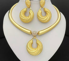 Load image into Gallery viewer, Dubai Women Necklace Earrings Set African Fashion Jewelry Nigeria Gold Plated Bride Jewelry Wedding Party Gifts
